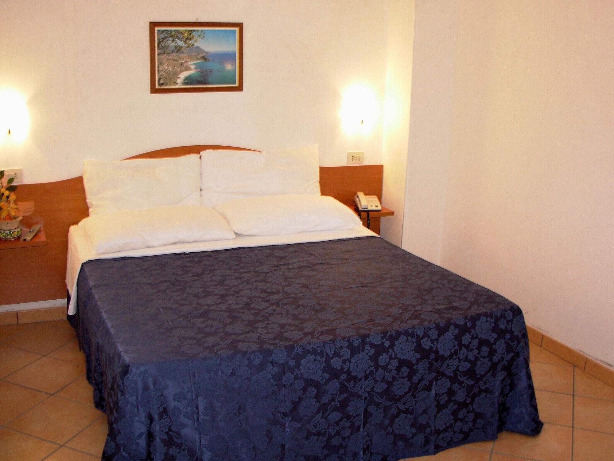 Residence Hotel La Taverna Capo Vaticano Bagian luar foto